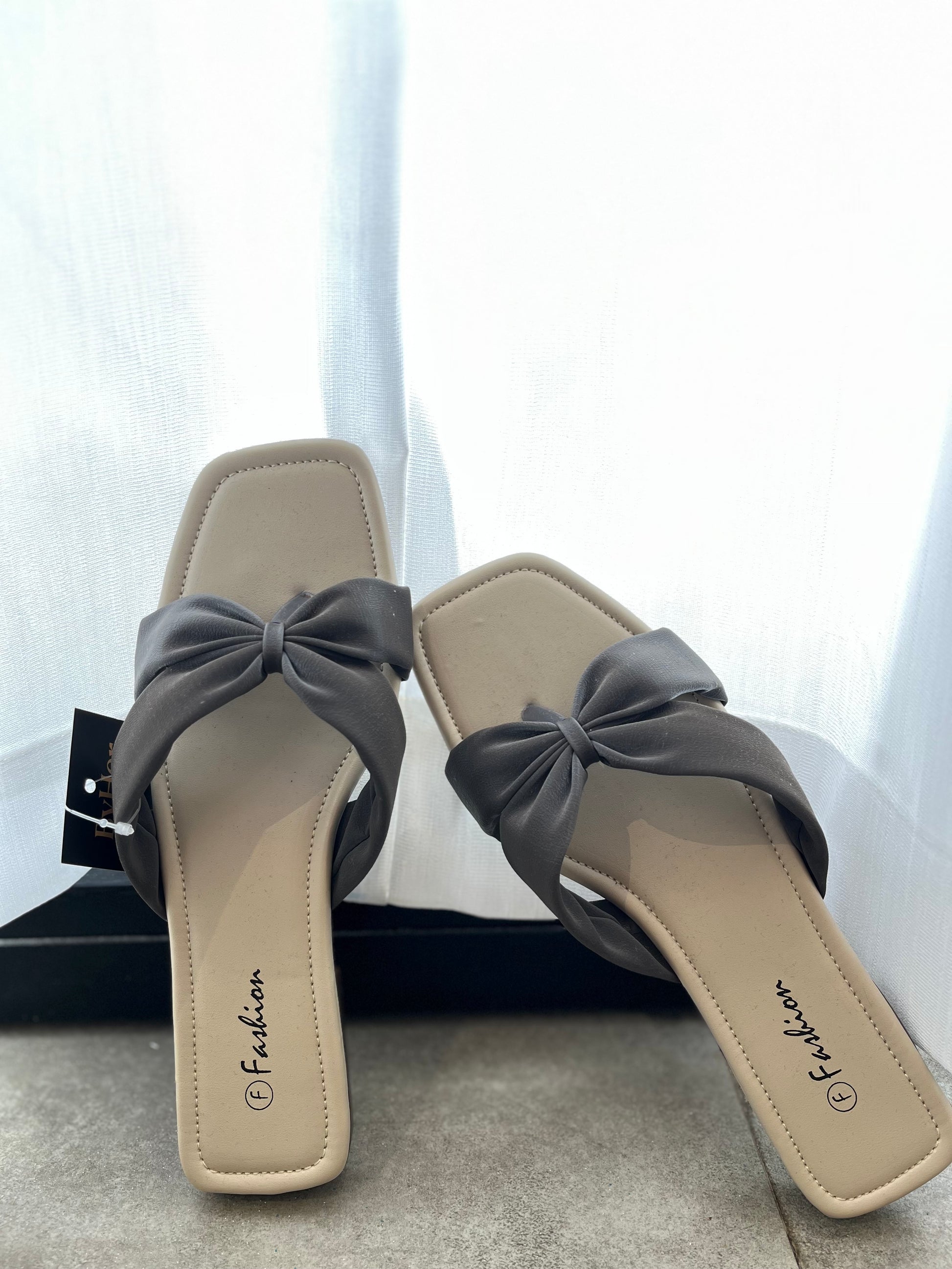 Everyday flats grey